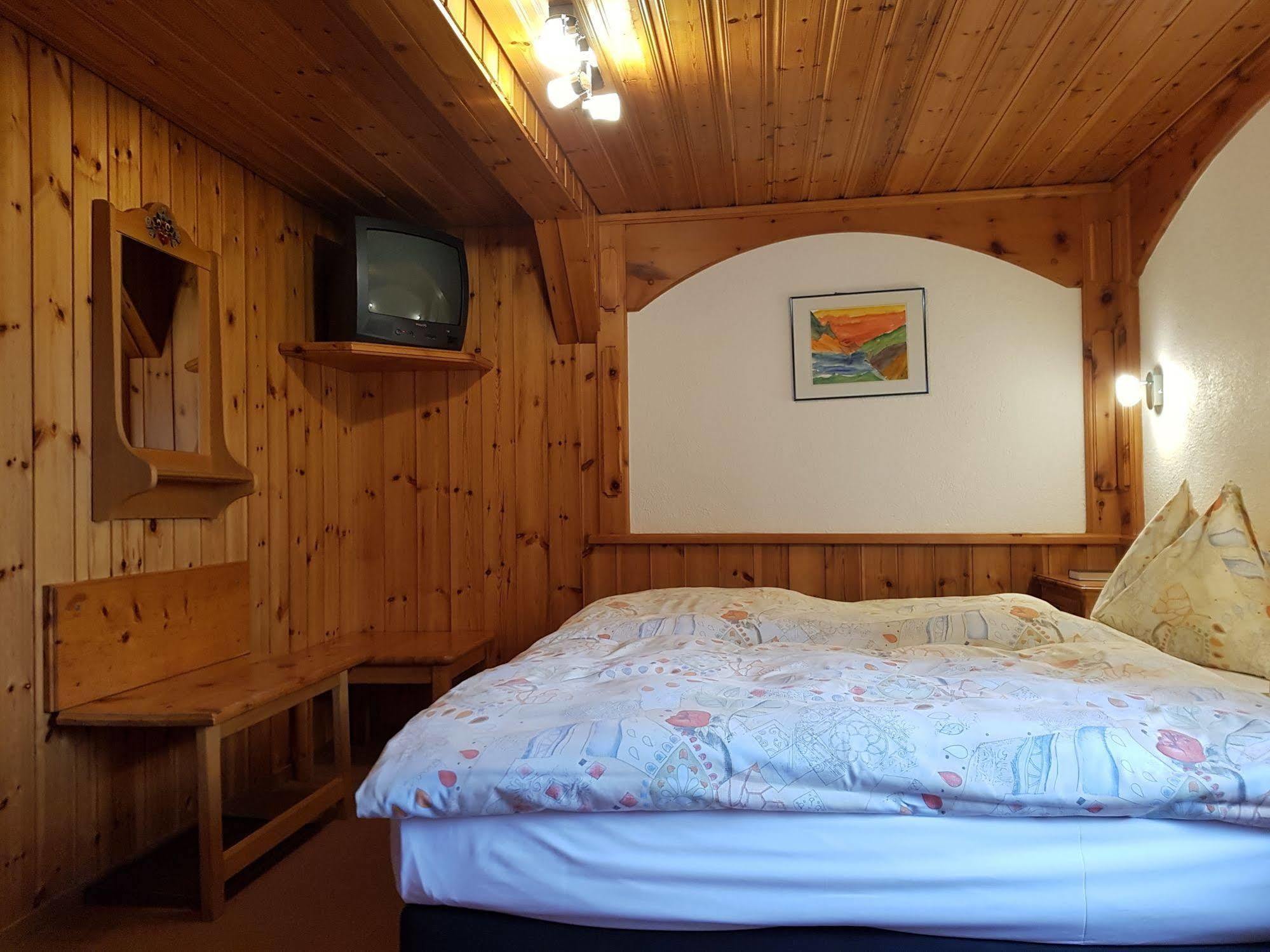 Alpine Budget Rooms by Täscherhof Zermatt Buitenkant foto